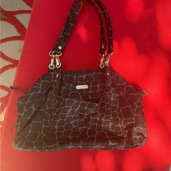 Baggallini Giraffe Print Shoulder Bag - Picture 1 of 3